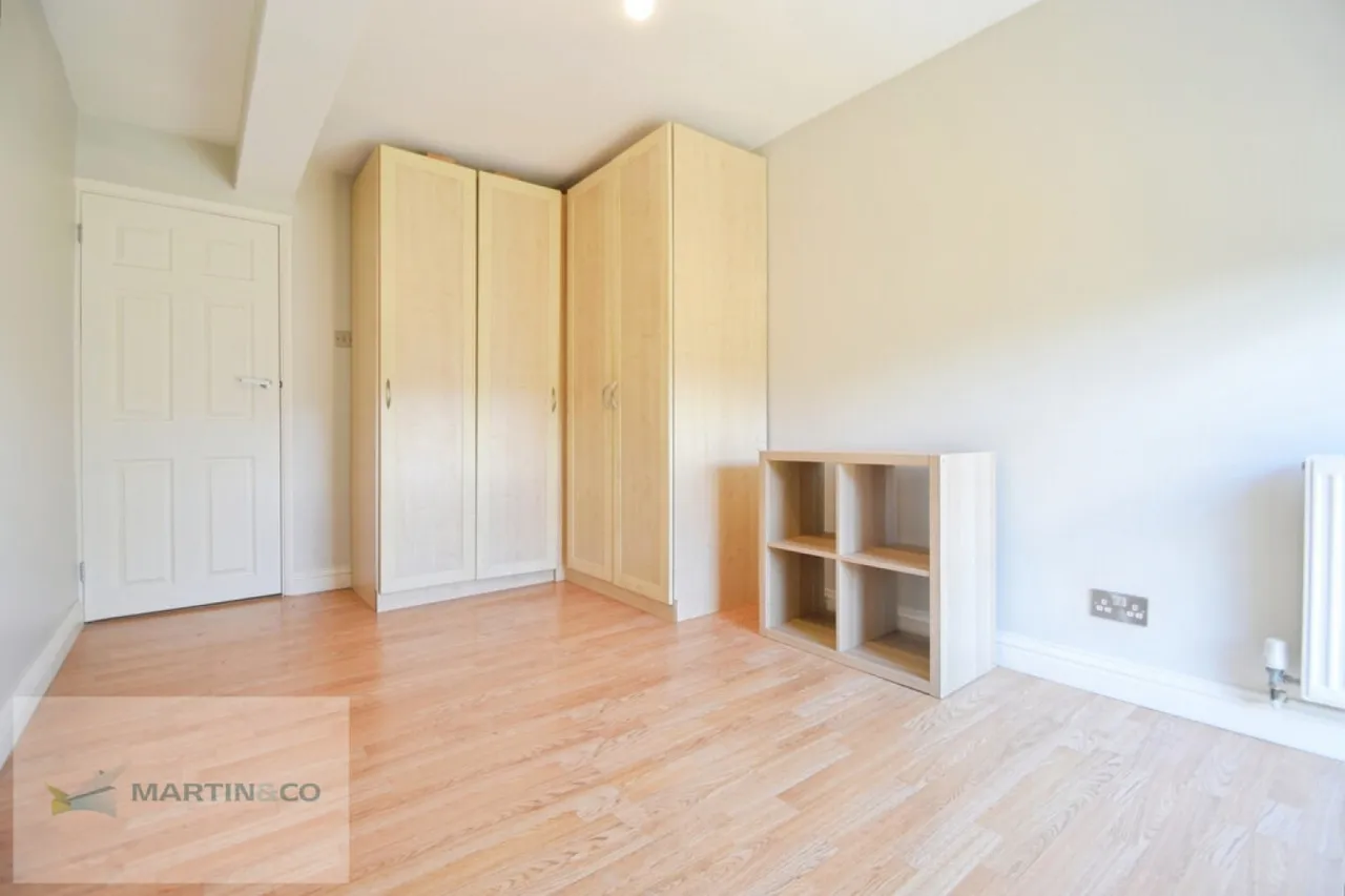 Peregrine Road, TW16, photo 15