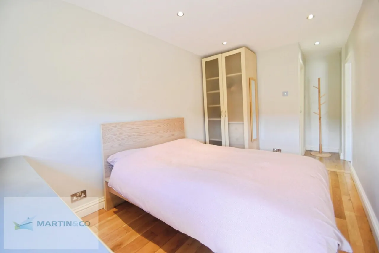 Peregrine Road, TW16, photo 8