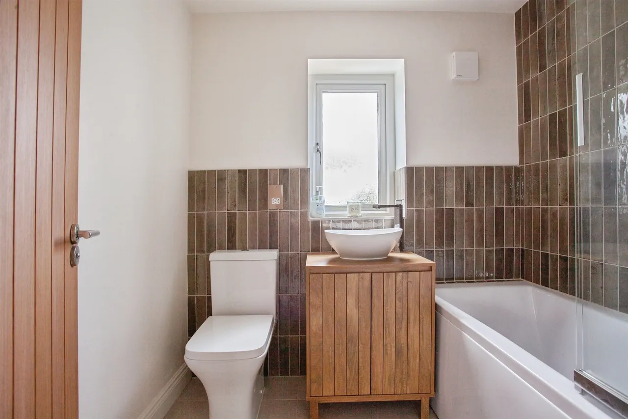 Myrtle Crescent, Wickersley, ROTHERHAM, photo 4