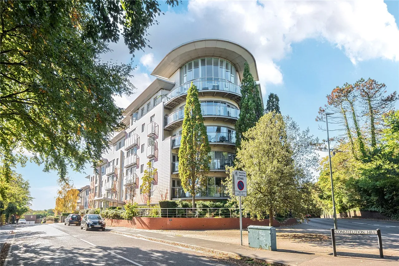 2 bed flat for sale, Constitution Hill, Woking, GU22