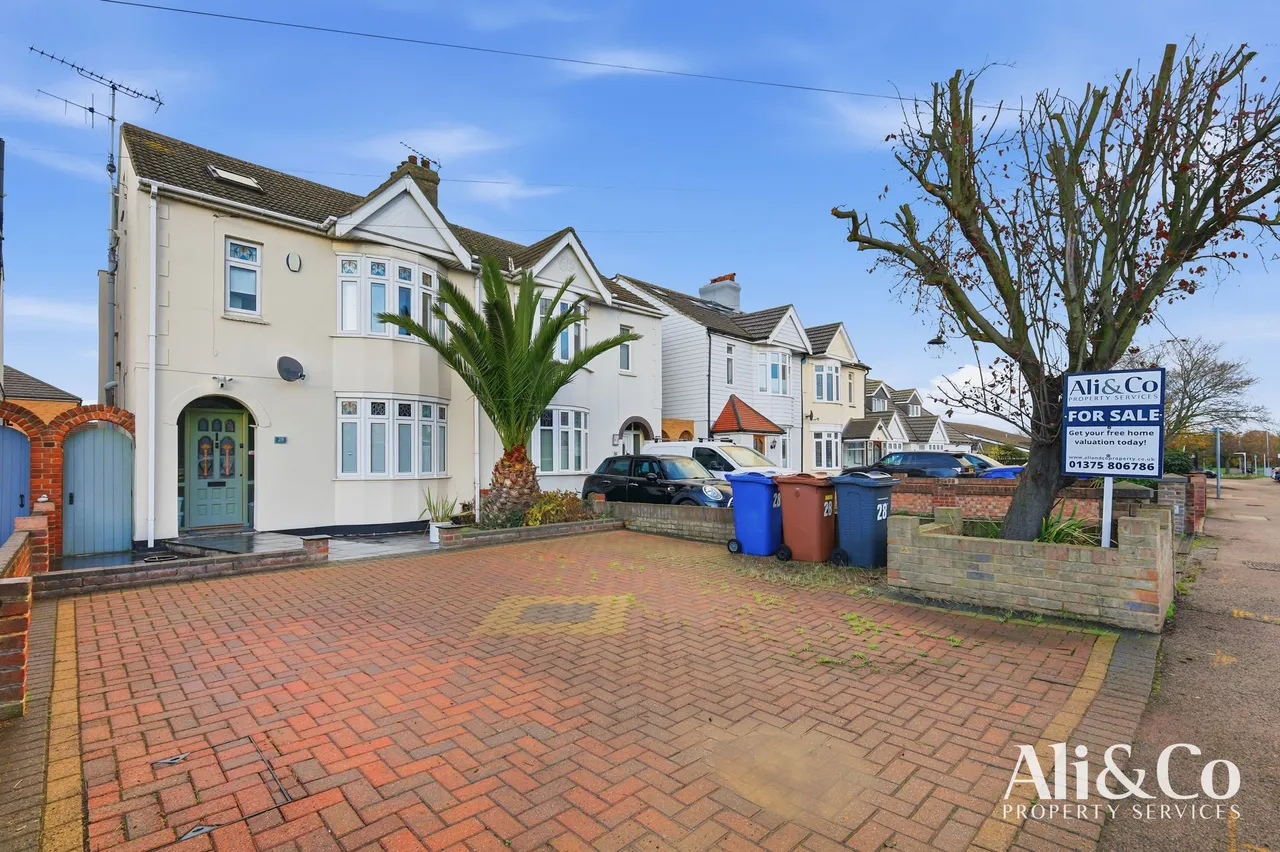 4 bed house for sale — Lodge Lane, Grays, Essex, RM16 2YP
