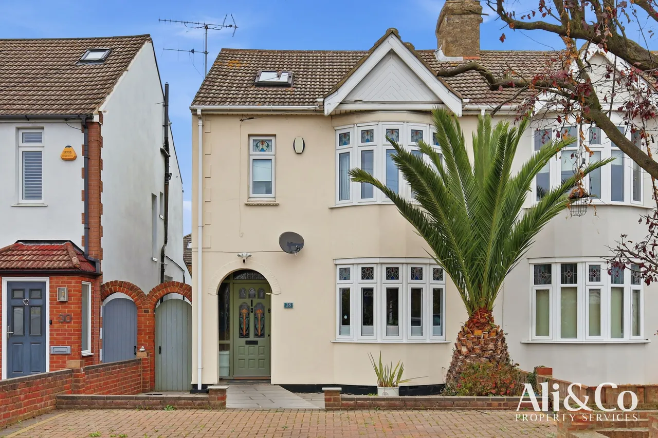 Lodge Lane, Grays, Essex, RM16 2YP, photo 2