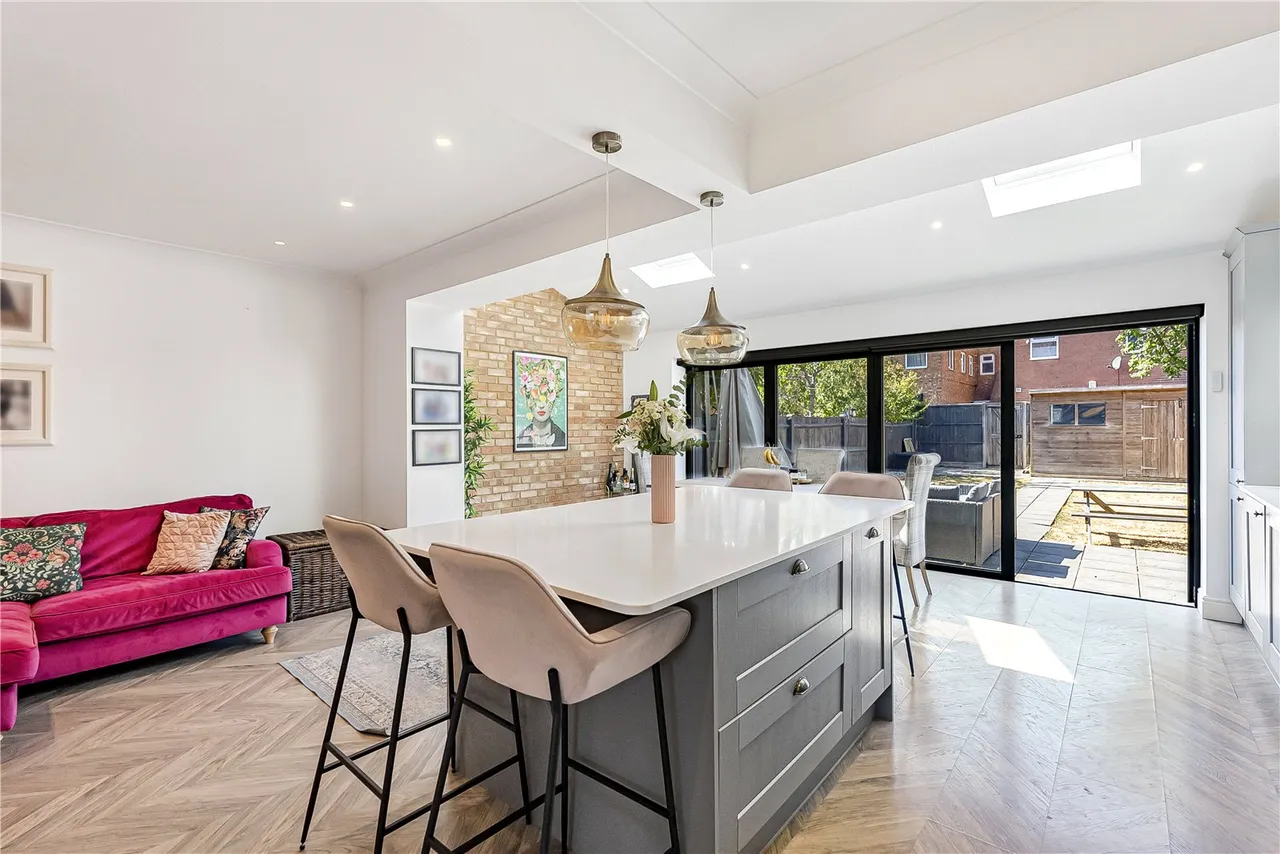 Gloucester Gardens, Cockfosters, Barnet, EN4 0QW, photo 6