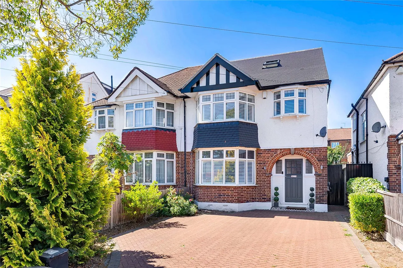 4 bed house to rent — Gloucester Gardens, Cockfosters, Barnet, EN4 0QW