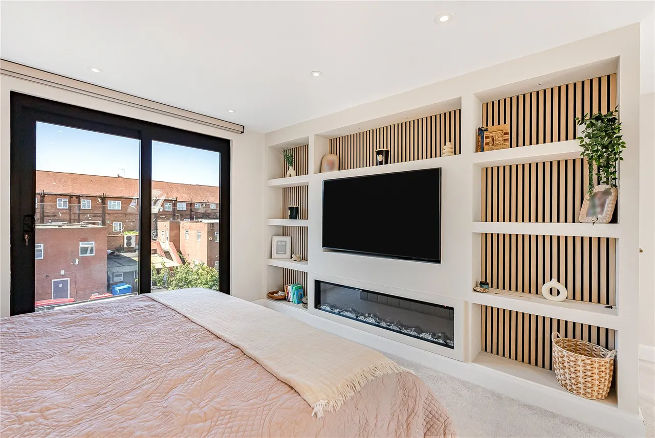 Gloucester Gardens, Cockfosters, Barnet, EN4 0QW, photo 20
