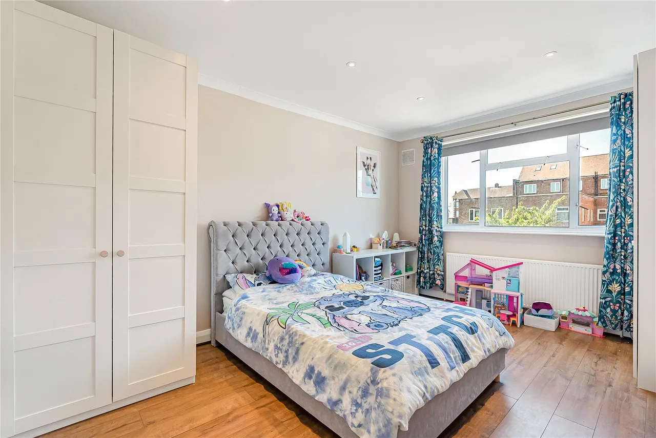 Gloucester Gardens, Cockfosters, Barnet, EN4 0QW, photo 16