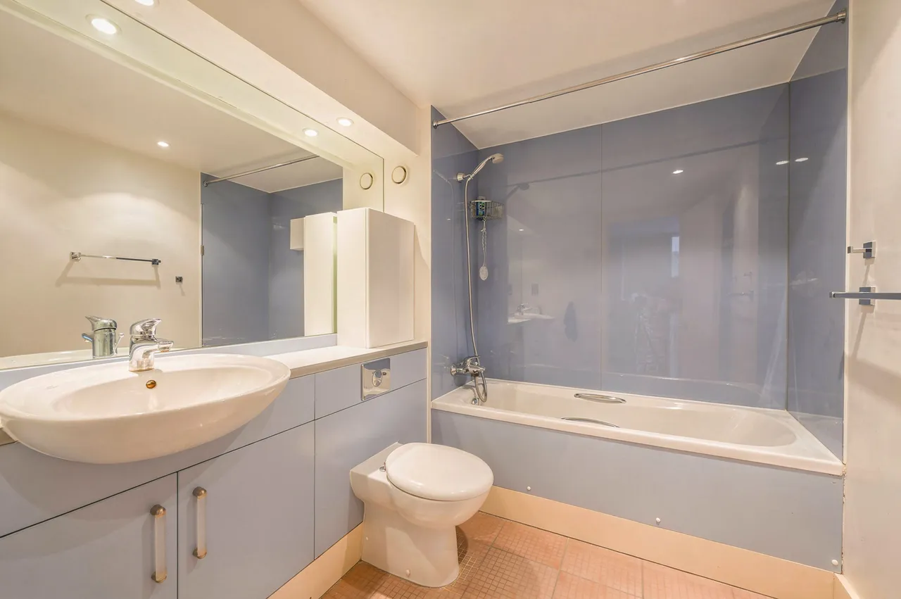 Flat 72 Galaxy Building, 5 Crews Street, London, photo 2