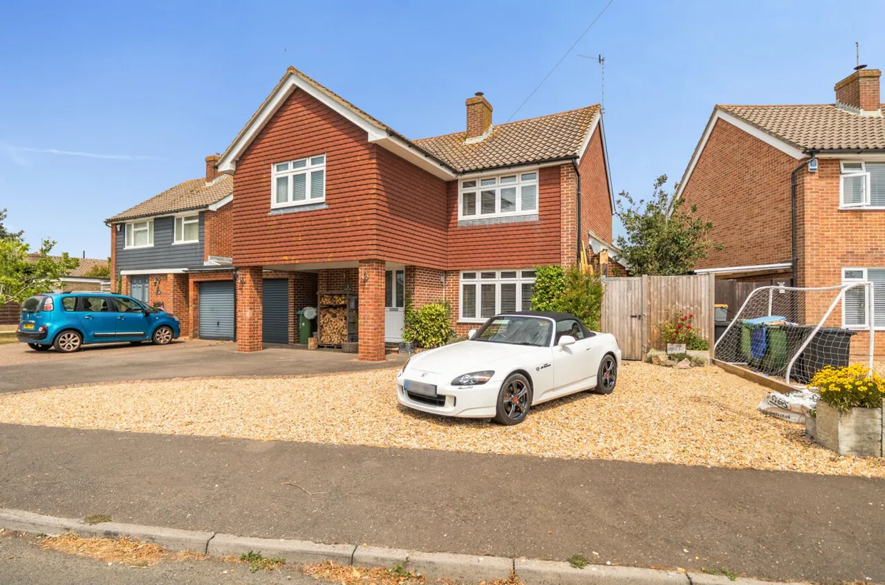 4 bed property for sale, Windsor Close, West Meads, PO21