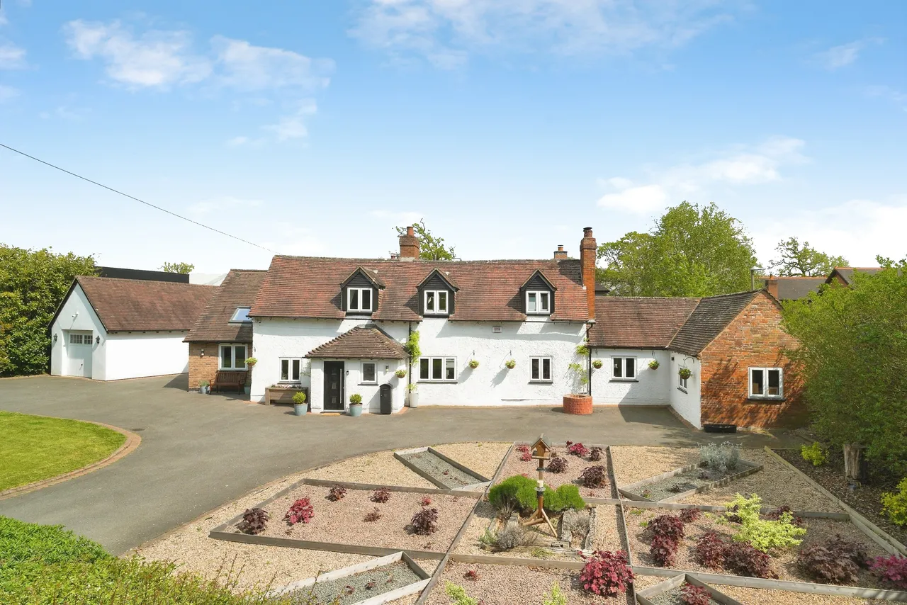 4 bed house for sale — Four Ashes Road, Solihull