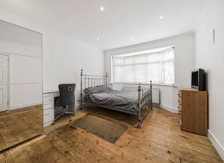 Kings Avenue, Sunbury on Thames, TW16, photo 5