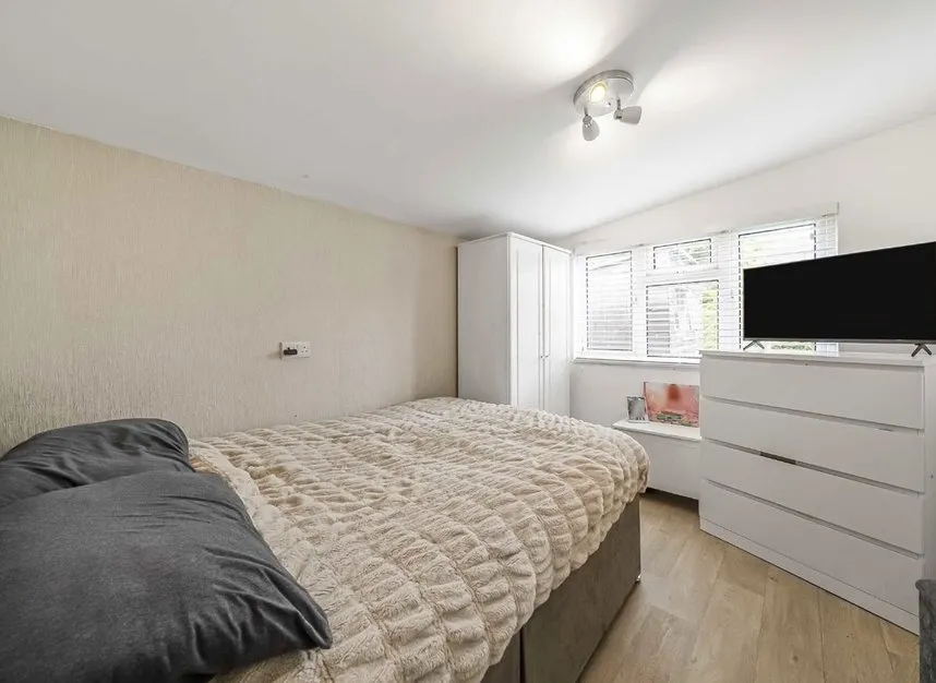 Kings Avenue, Sunbury on Thames, TW16, photo 6