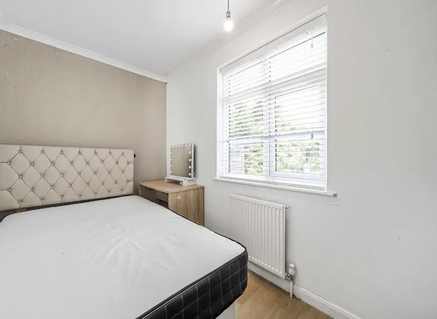 Kings Avenue, Sunbury on Thames, TW16, photo 8