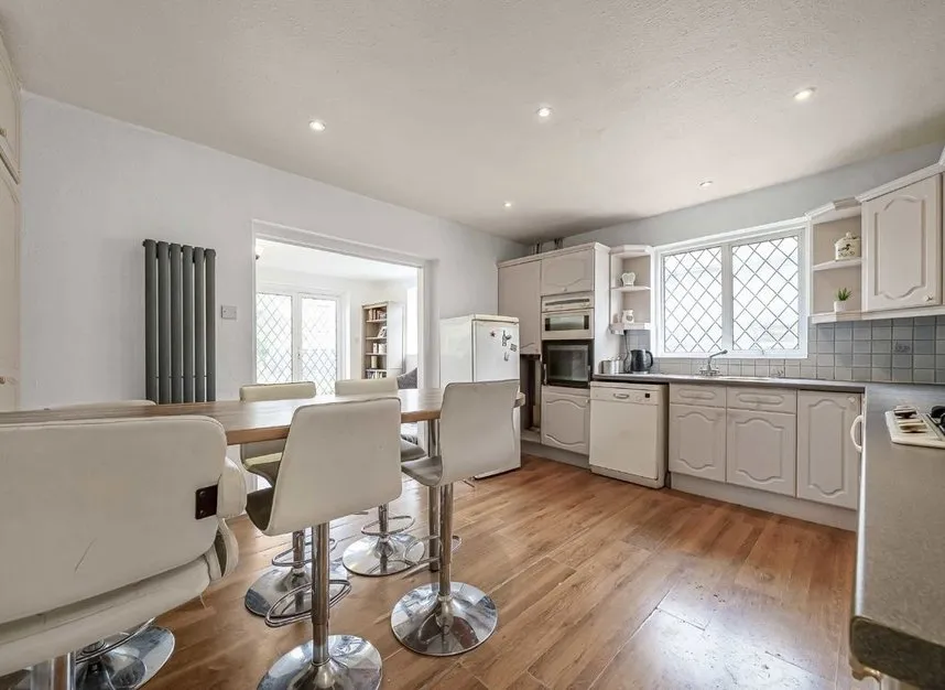 Kings Avenue, Sunbury on Thames, TW16, photo 3