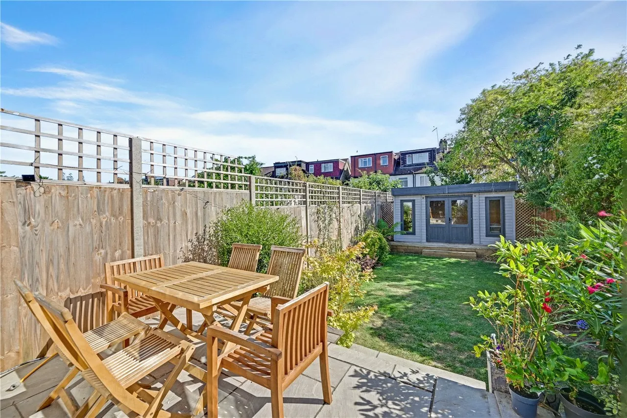 Liddell Gardens, London, NW10, photo 2