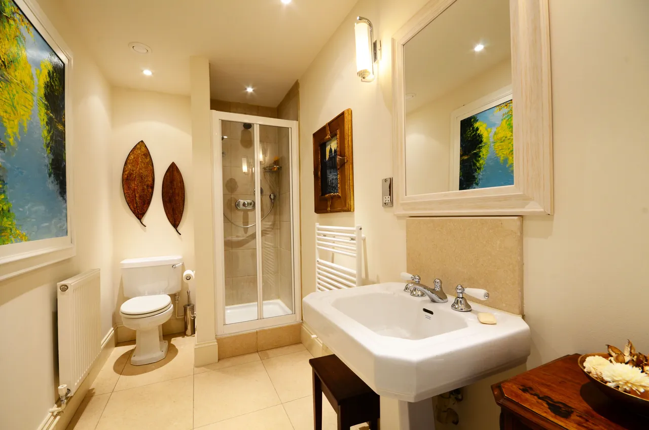 205 Princess Park Manor, Royal Drive, London, photo 5
