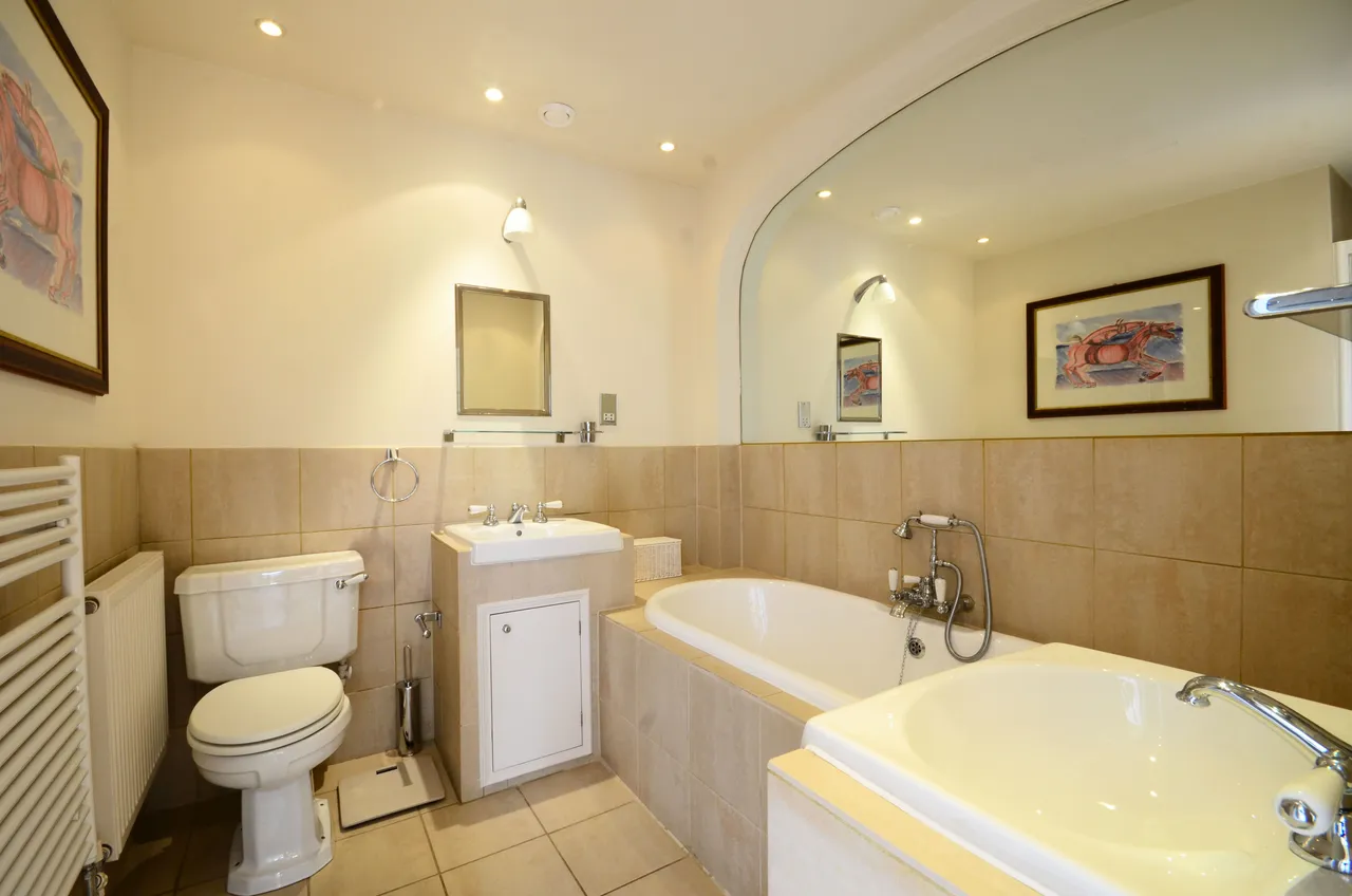 205 Princess Park Manor, Royal Drive, London, photo 4