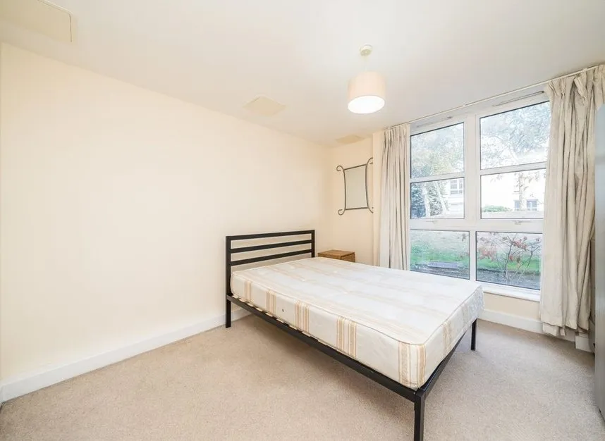Barrier Point Road, Royal Wharf, E16, photo 3