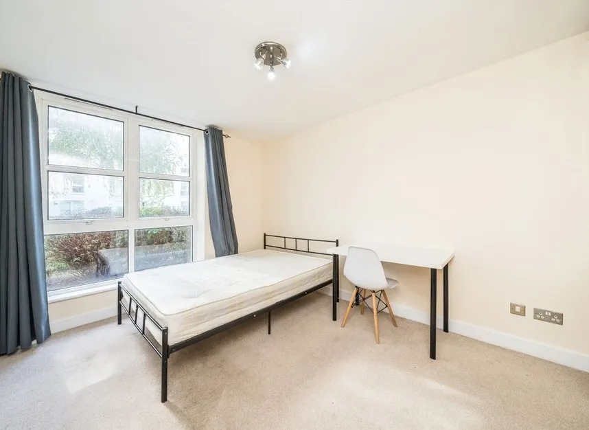Barrier Point Road, Royal Wharf, E16, photo 4