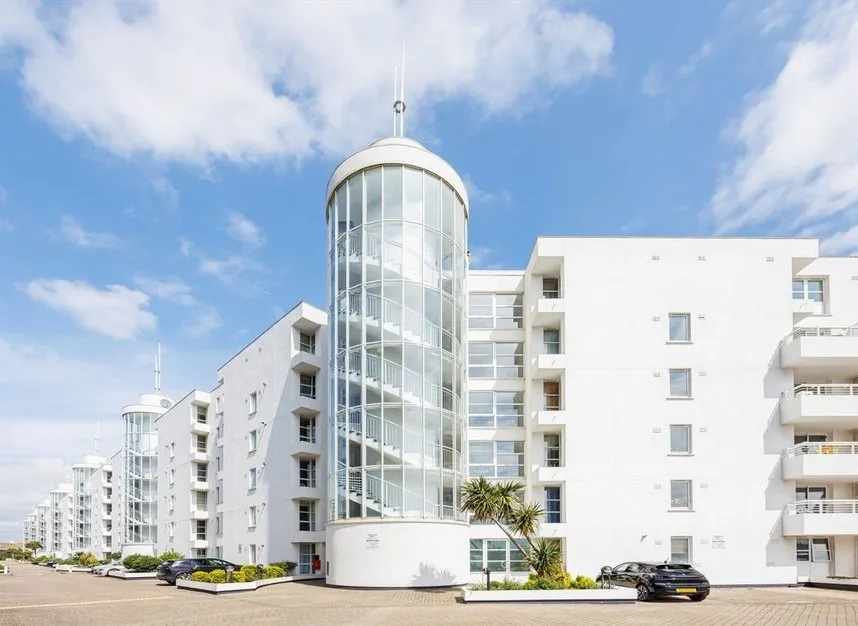 2 bed flat to rent, Barrier Point Road, Royal Wharf, E16