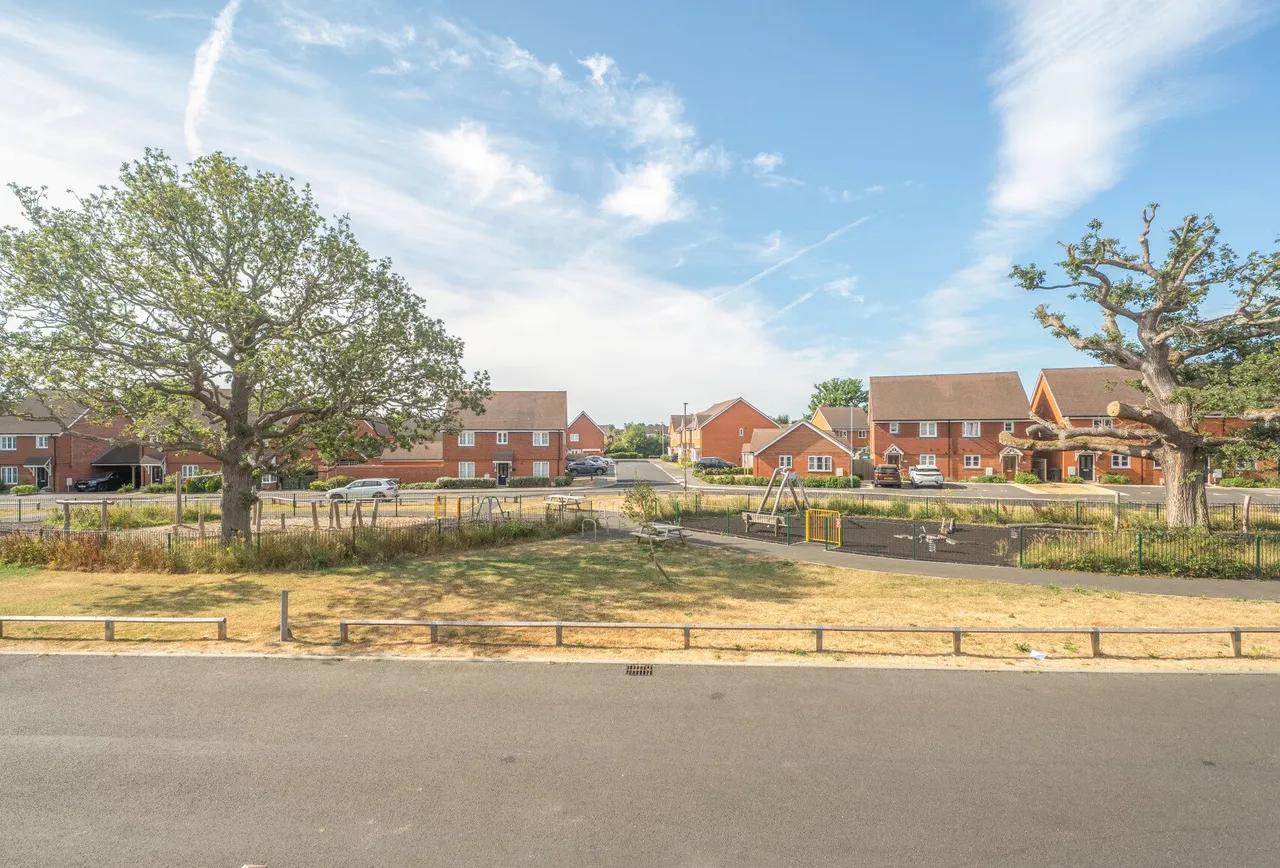 Rathbone Crescent, Horley, RH6 8TR, photo 5