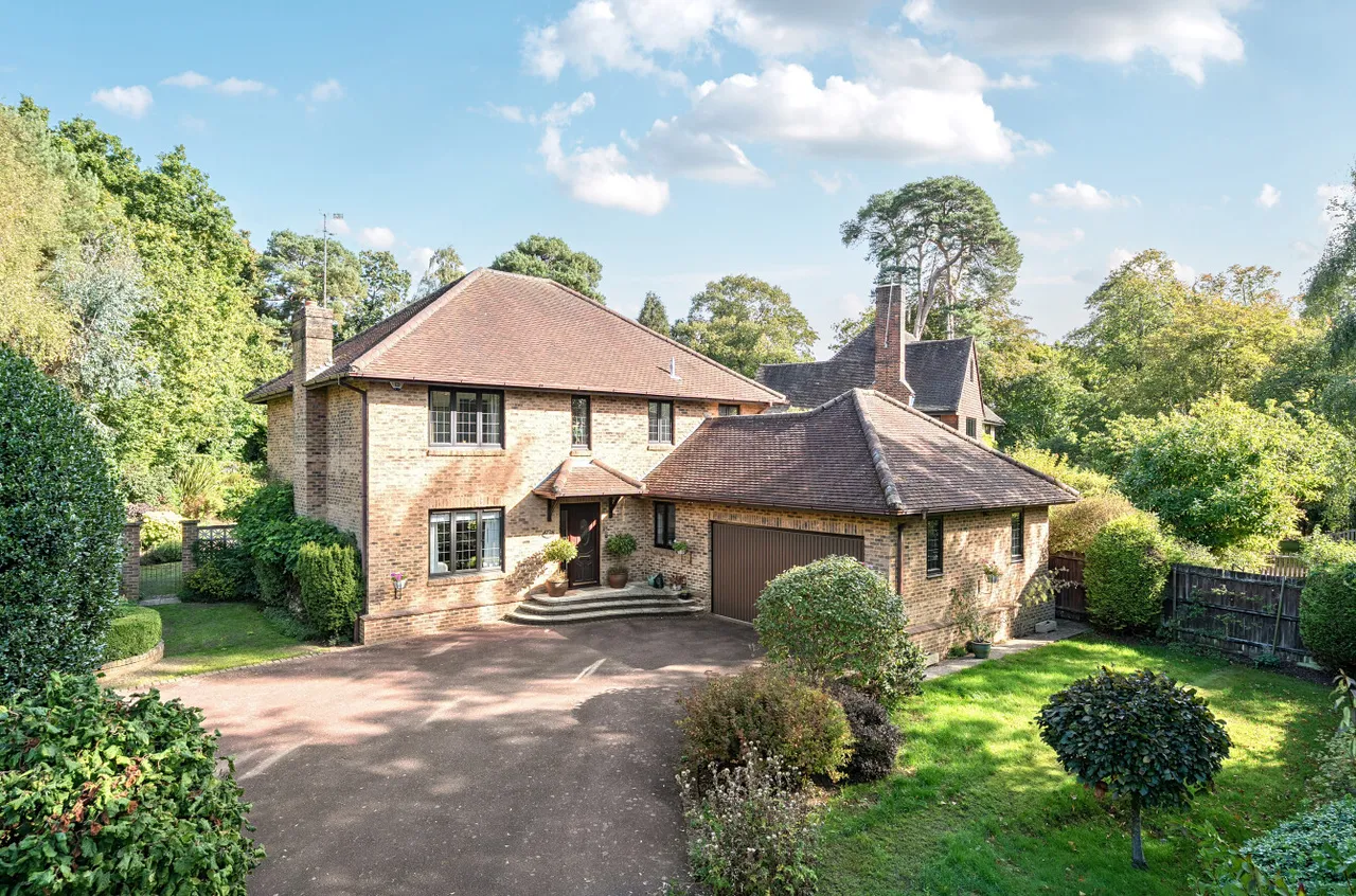 5 bed house for sale — Park Avenue, Camberley, Surrey, GU15 2NG