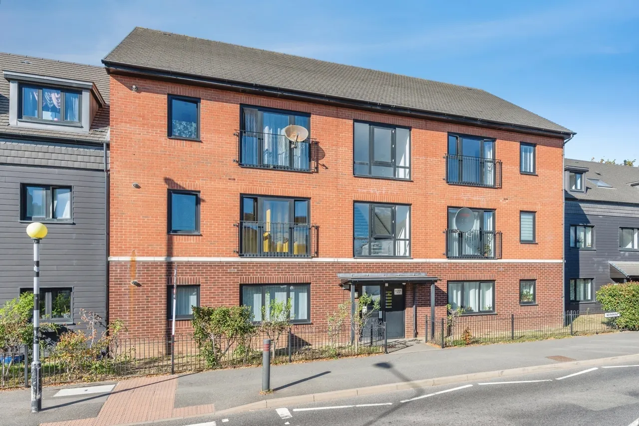 2 bed flat for sale, London Road, Grays, RM20