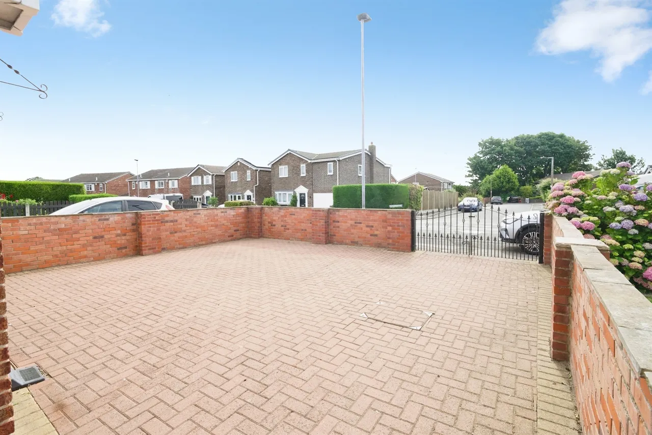 Buckingham Way, Royston, Barnsley, photo 10