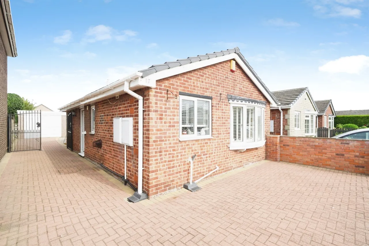 Buckingham Way, Royston, Barnsley, photo 11