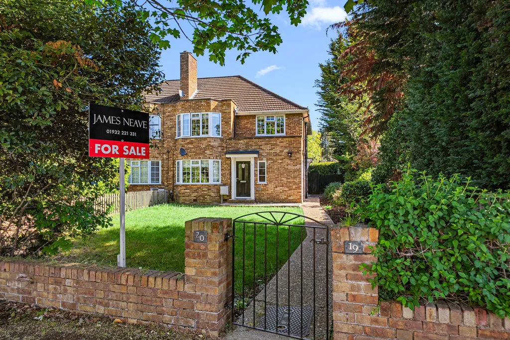 2 bed flat for sale — Gladsmuir Close, Walton-On-Thames KT12 3JD