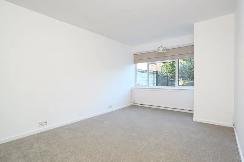 Gladsmuir Close, Walton-On-Thames KT12 3JD, photo 8
