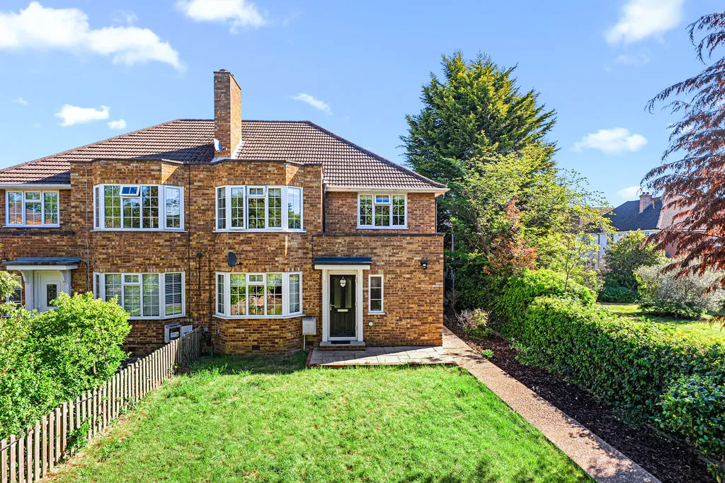 Gladsmuir Close, Walton-On-Thames KT12 3JD, photo 13