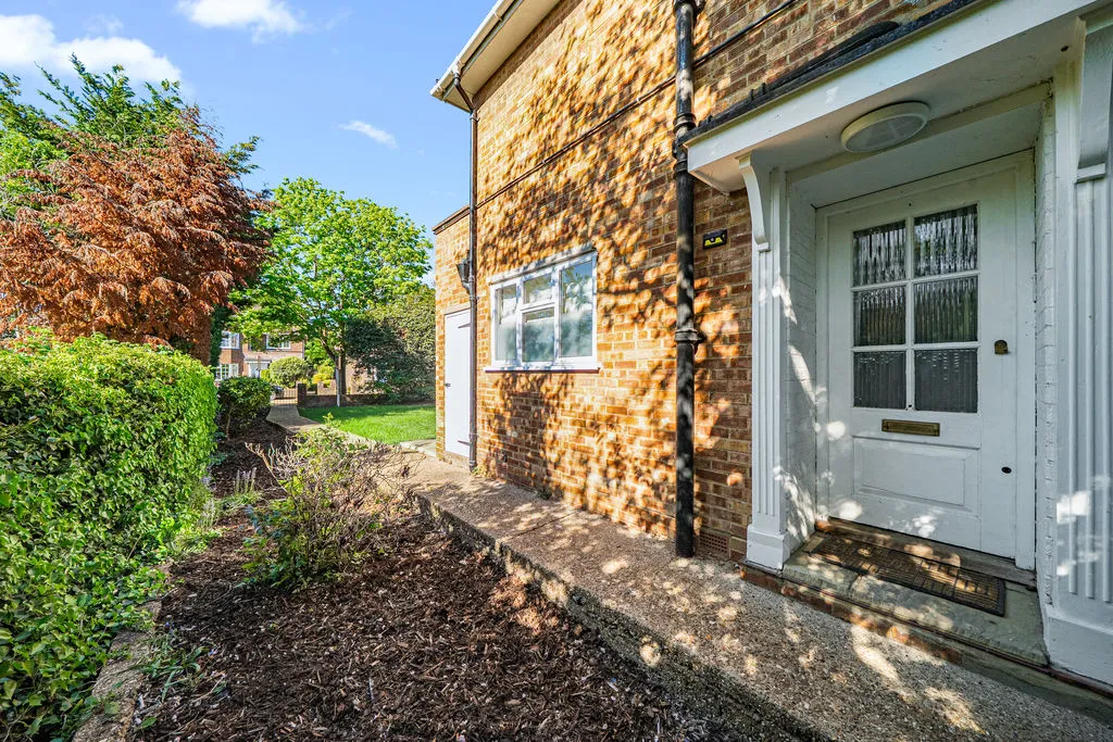 Gladsmuir Close, Walton-On-Thames KT12 3JD, photo 3