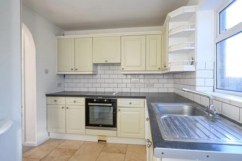 Gladsmuir Close, Walton-On-Thames KT12 3JD, photo 6