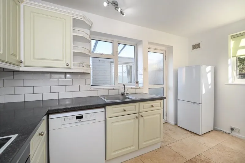 Gladsmuir Close, Walton-On-Thames KT12 3JD, photo 7