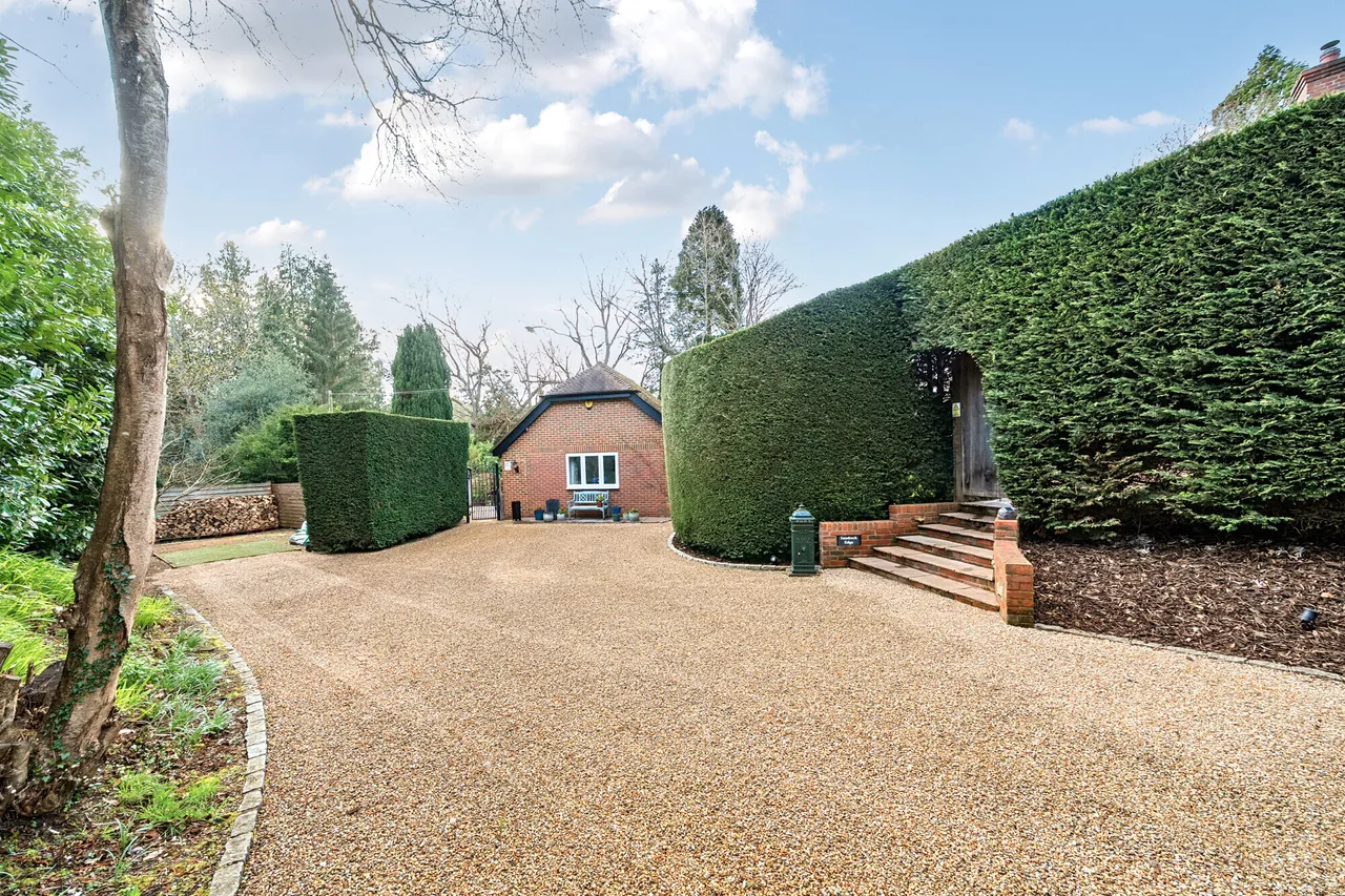 Guildford Road, Westcott, RH4, photo 3