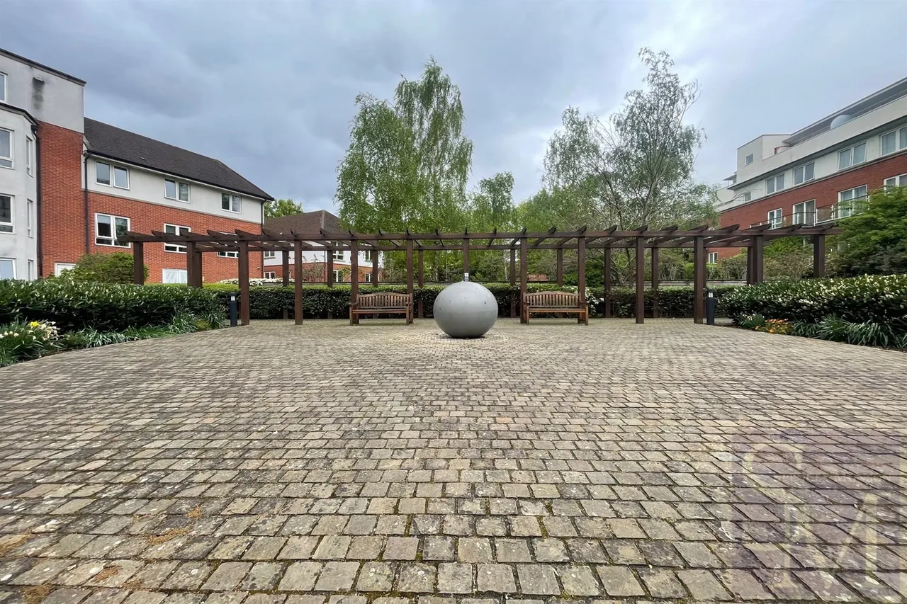 High Road, South Woodford, E18, photo 15