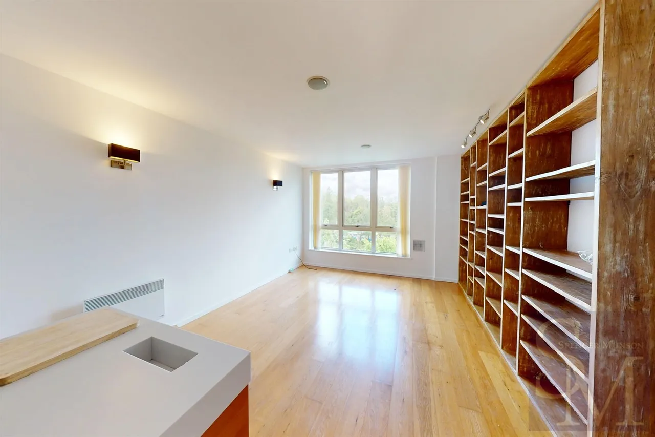 High Road, South Woodford, E18, photo 6