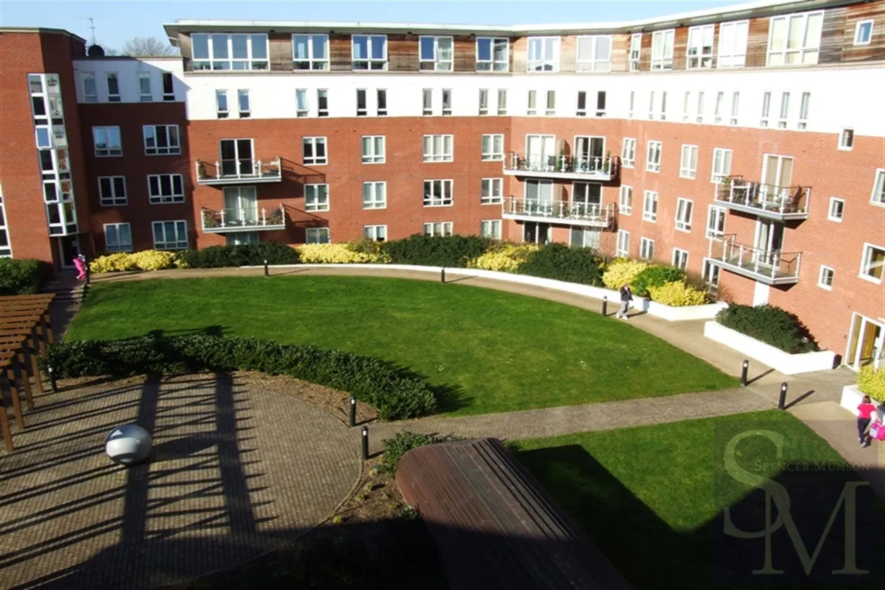 High Road, South Woodford, E18, photo 14