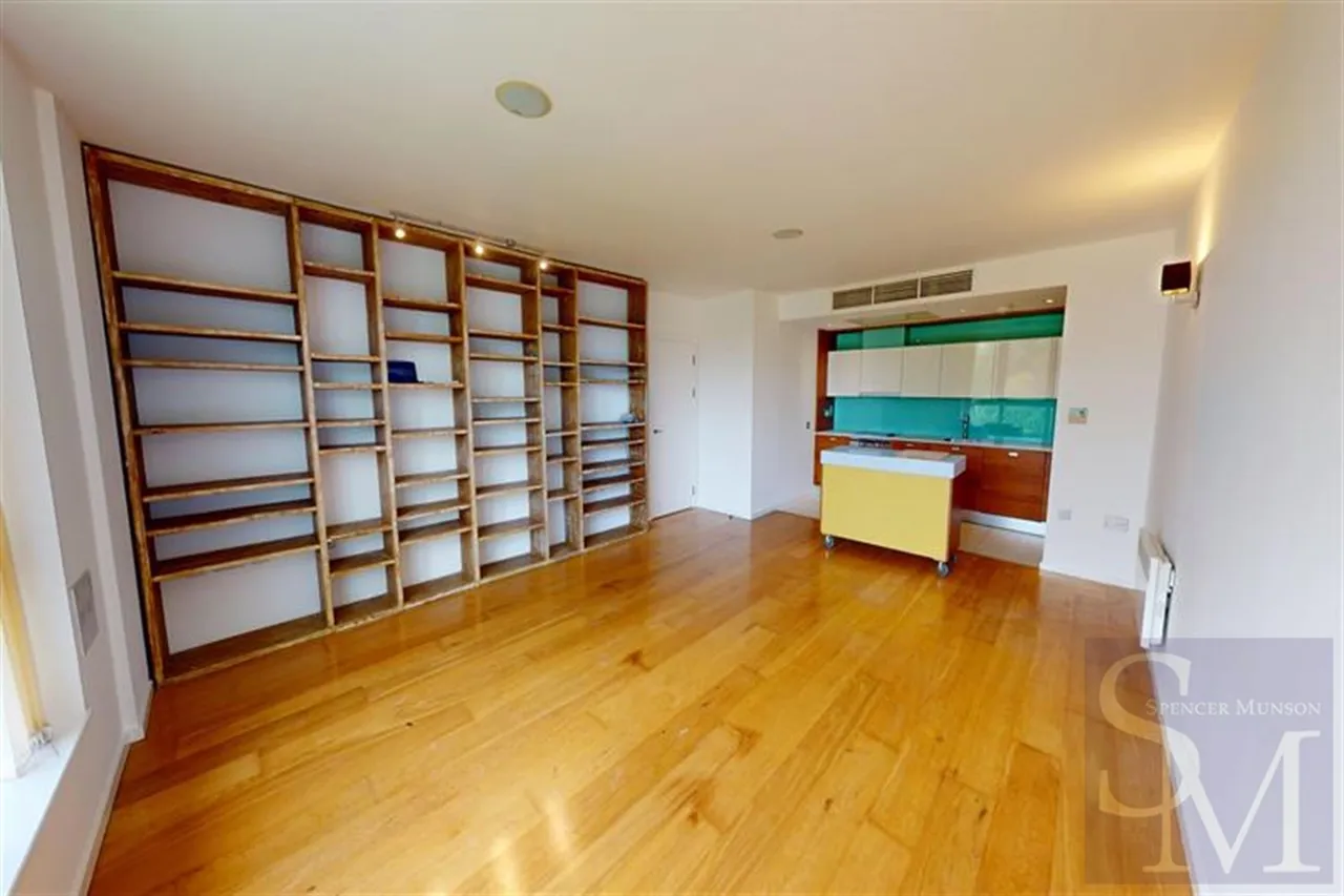 High Road, South Woodford, E18, photo 2