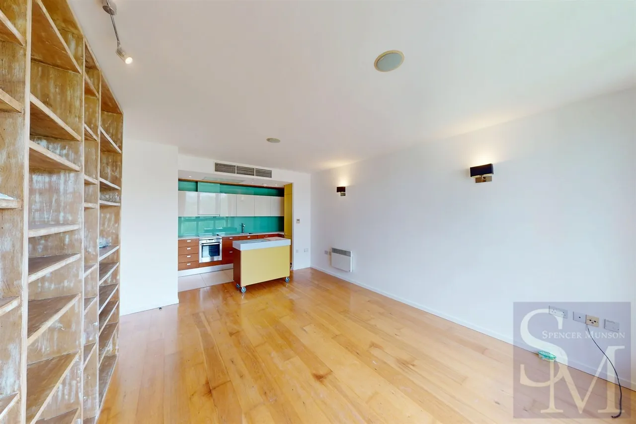 High Road, South Woodford, E18, photo 7
