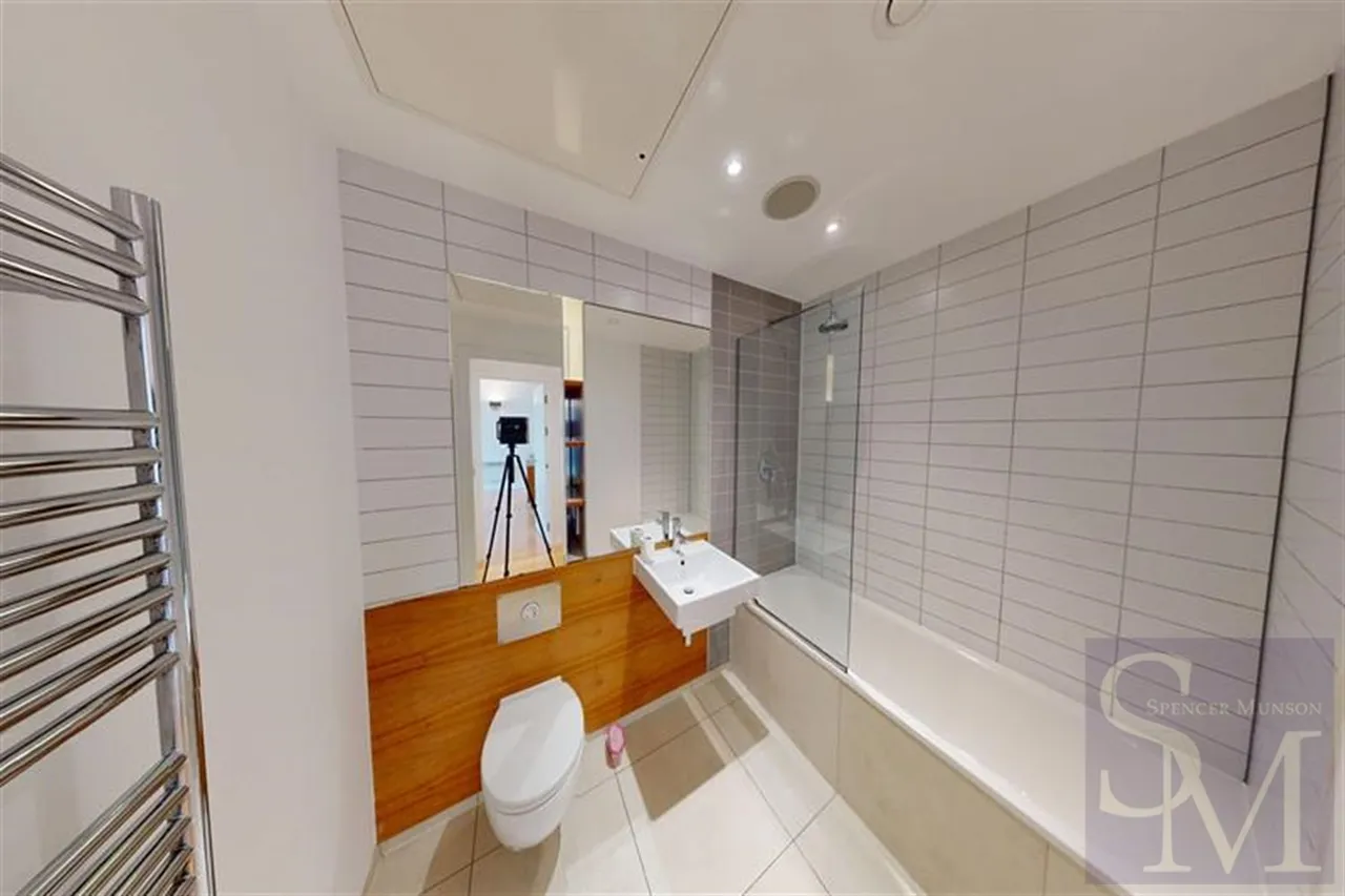 High Road, South Woodford, E18, photo 4