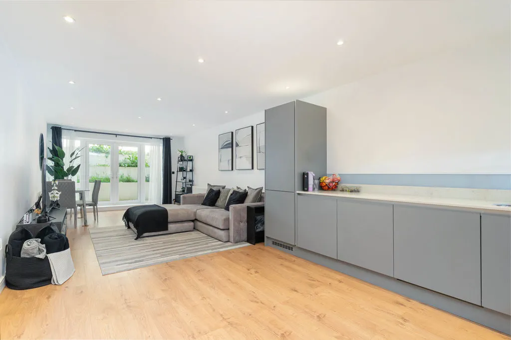 3 bed flat for sale — 63 Selcroft Road, Purley CR8 1AL