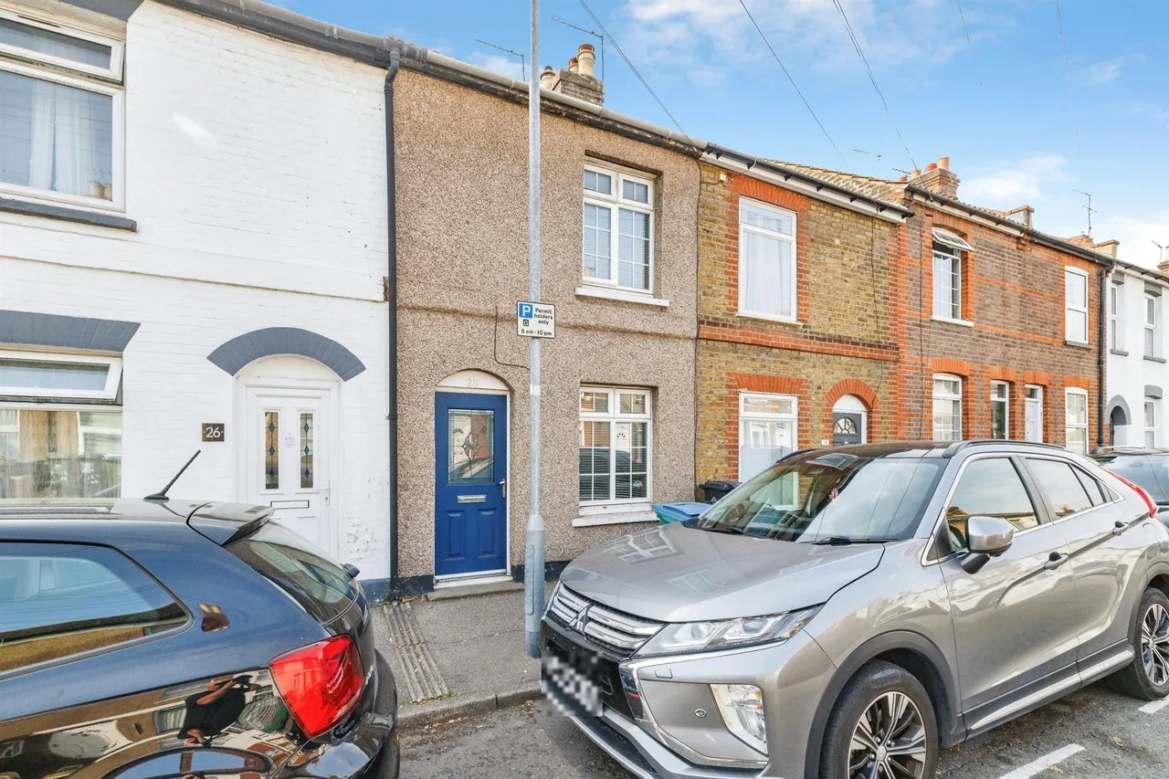 2 bed house for sale, Fearnley Street, Watford, WD18