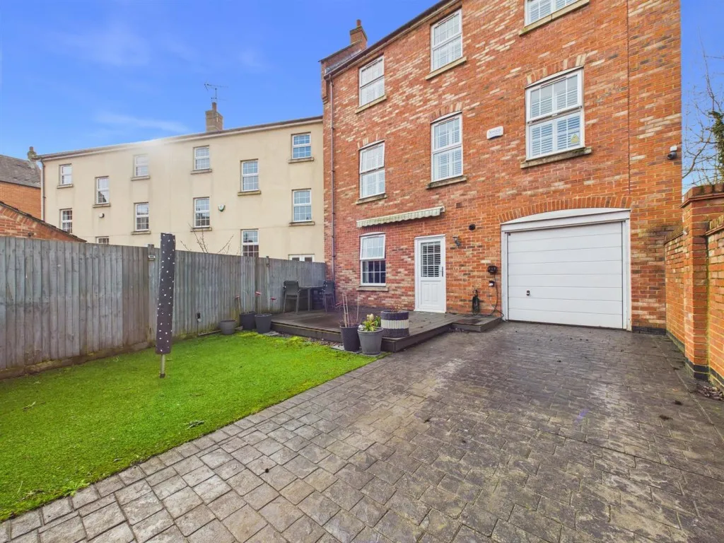 Hampden Square, Fairford Leys, photo 2