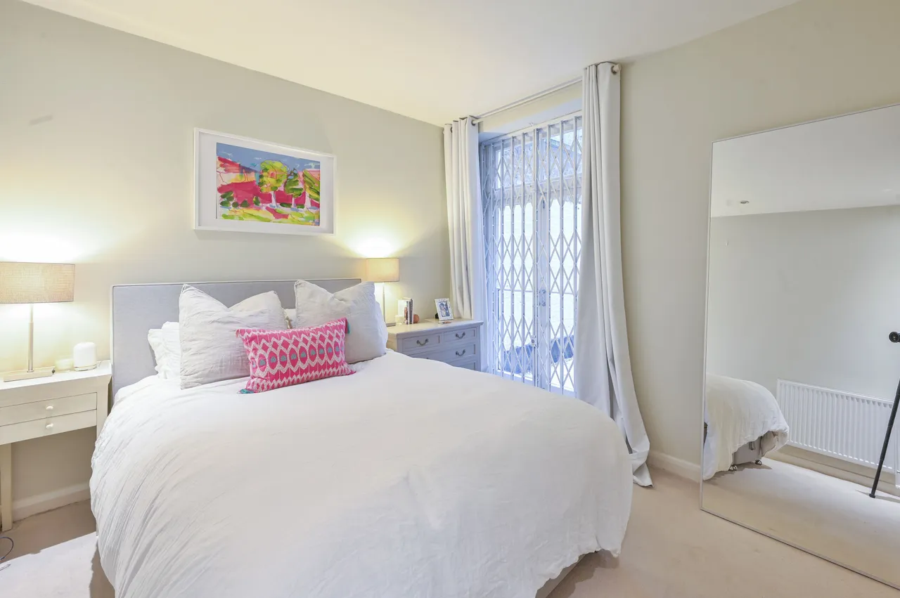 Basement Flat, 14 Earls Court Square, London, photo 7