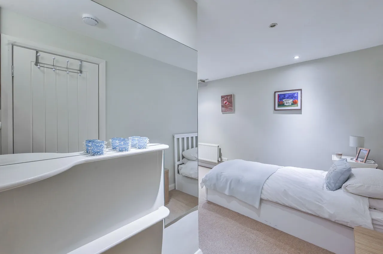 Basement Flat, 14 Earls Court Square, London, photo 11