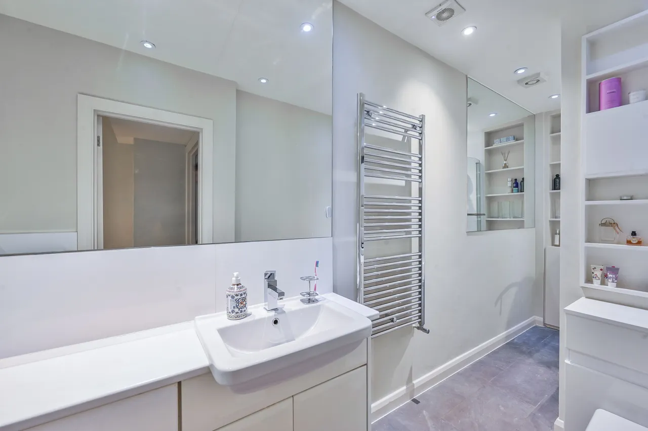 Basement Flat, 14 Earls Court Square, London, photo 10