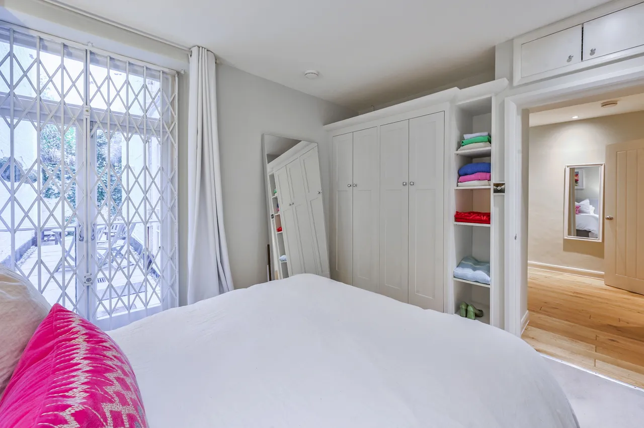 Basement Flat, 14 Earls Court Square, London, photo 8