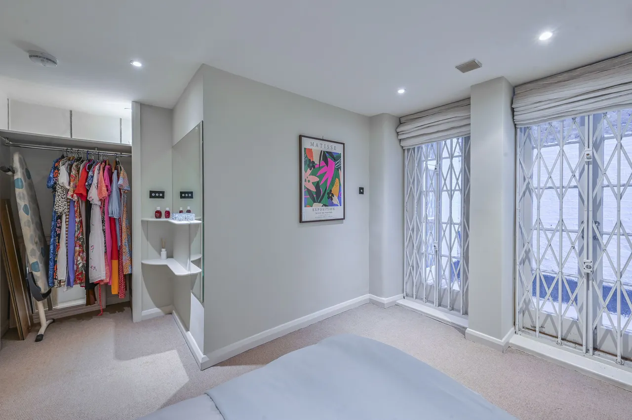 Basement Flat, 14 Earls Court Square, London, photo 12