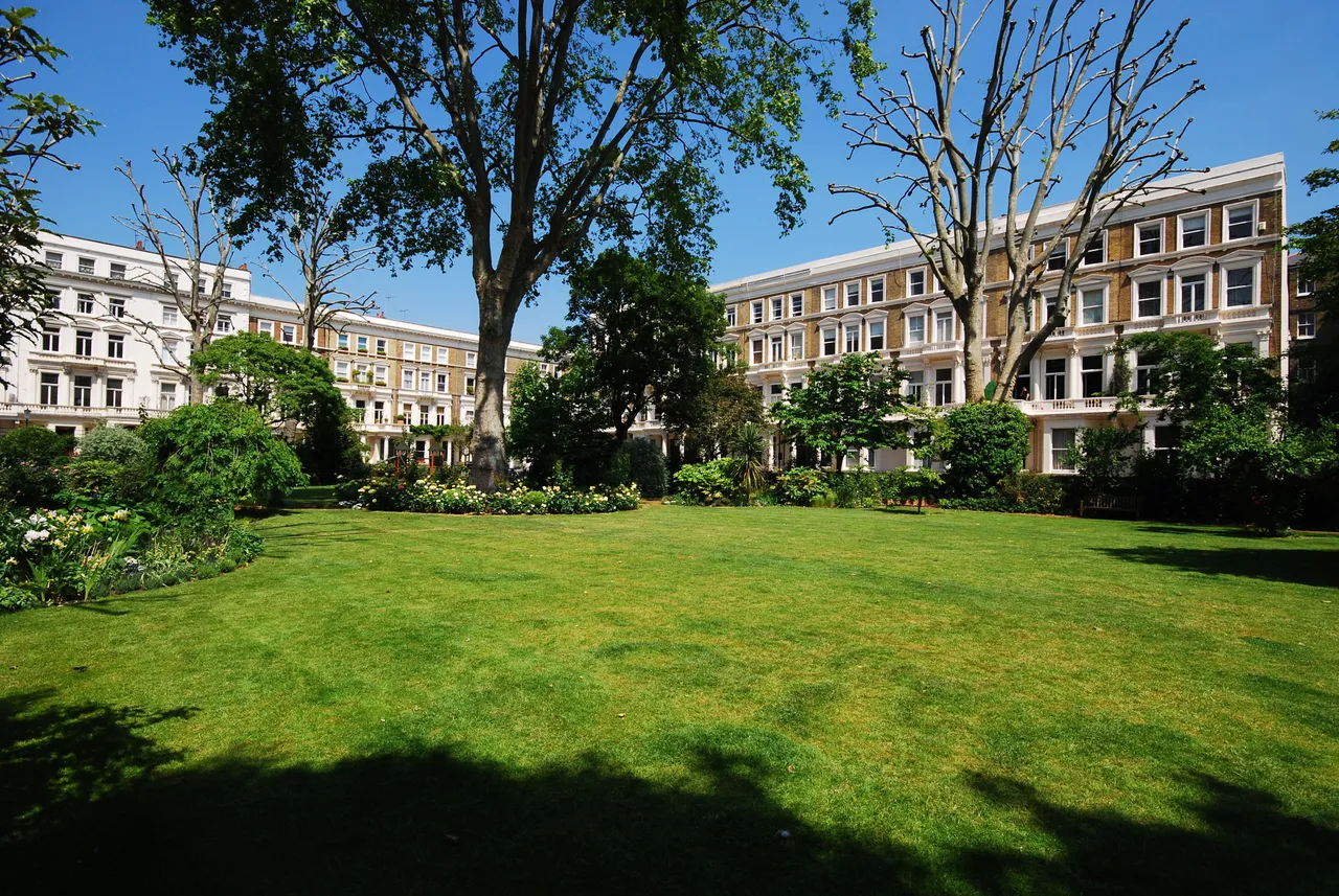 3 bed flat for sale — Basement Flat, 14 Earls Court Square, London